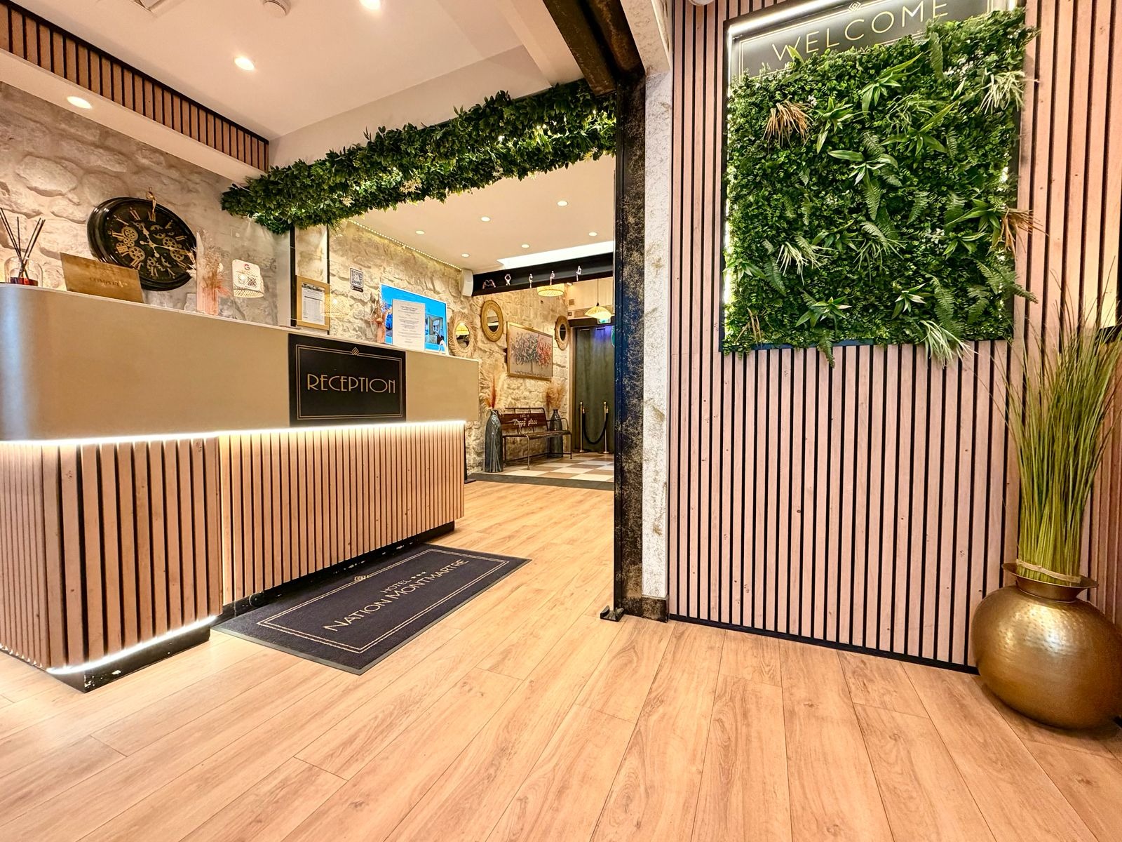L’entrée de l’hôtel, la réception et le mur végétal